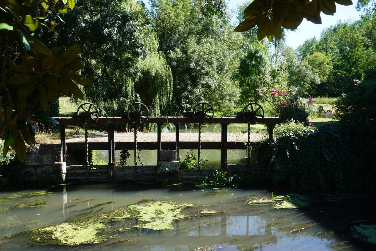 Le Moulin De Moquesouris - Chambres D'Hotes Et Table D'Hote Nazelles-Negron Exterior photo